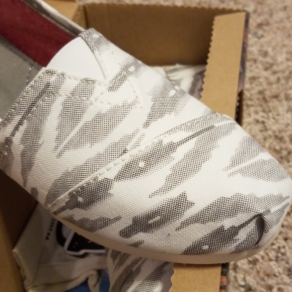 Toms Grey Ikat, size 6.5 - Picture 2 of 3